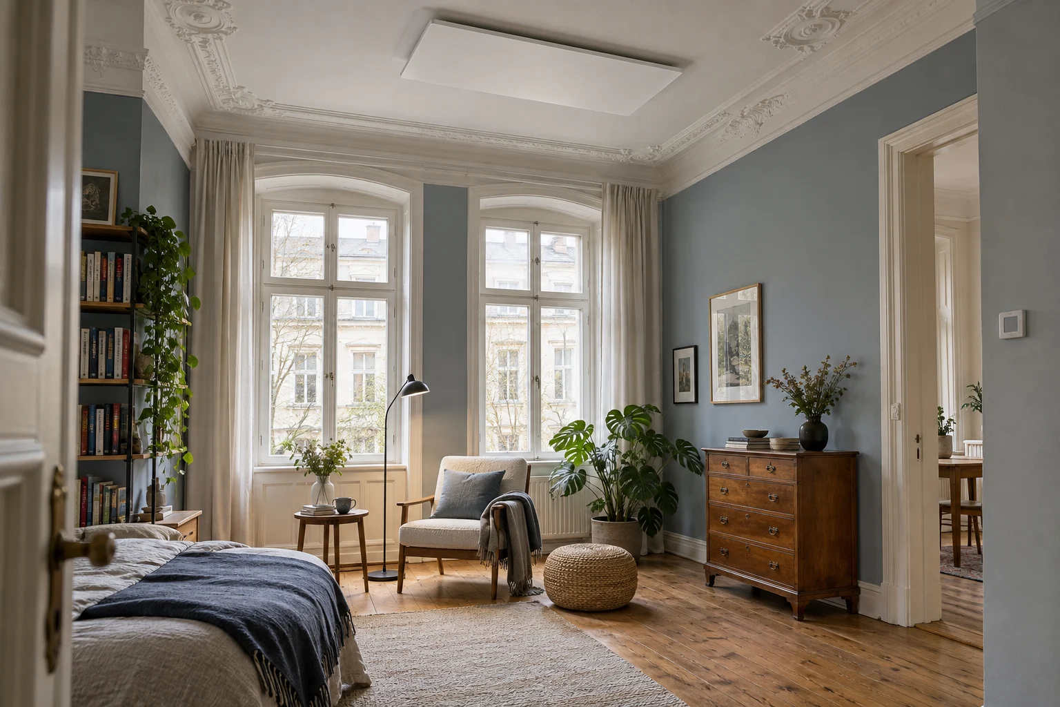 Altbauraum mit flachem weißen Infrarotpaneel an der Decke